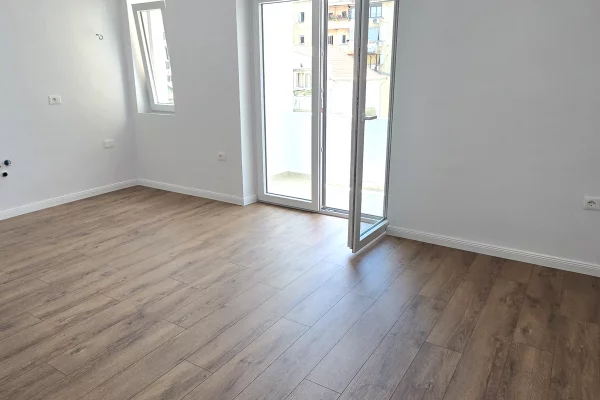 Shtepi ne shitje Apartament ne Tirane, 1+1, Mobilimi Bosh, pa mobiluar, Pagesa 160,000  Euro.