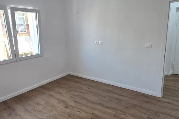 Shtepi ne shitje Apartament ne Tirane, 1+1, Mobilimi Bosh, pa mobiluar, Pagesa 160,000  Euro.