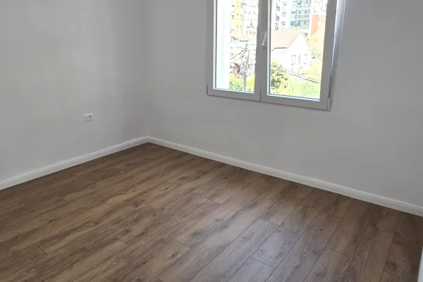 Shtepi ne shitje Apartament ne Tirane, 1+1, Mobilimi Bosh, pa mobiluar, Pagesa 160,000  Euro.