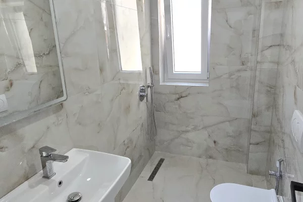 Shtepi ne shitje Apartament ne Tirane, 1+1, Mobilimi Bosh, pa mobiluar, Pagesa 160,000  Euro.