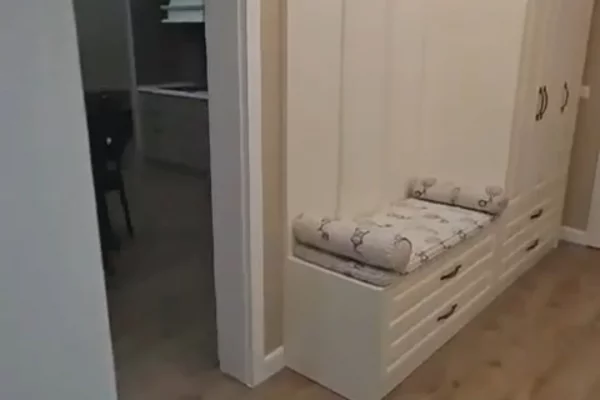 Shtepi me qera Apartament ne Tirane, 3+1, Mobilimi E mobiluar, Pagesa 1,300  Euro.