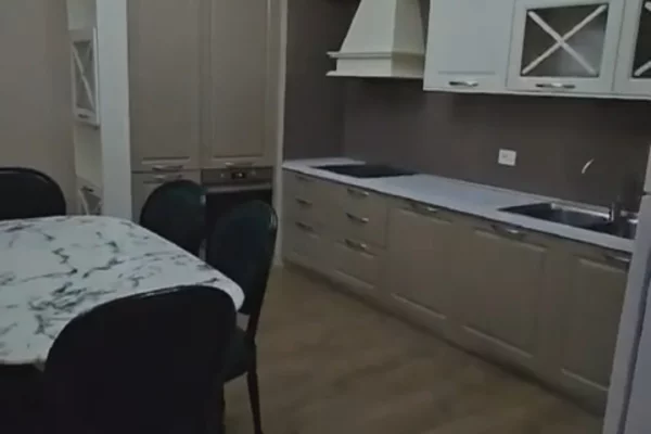 Shtepi me qera Apartament ne Tirane, 3+1, Mobilimi E mobiluar, Pagesa 1,300  Euro.