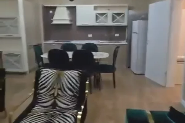 Shtepi me qera Apartament ne Tirane, 3+1, Mobilimi E mobiluar, Pagesa 1,300  Euro.
