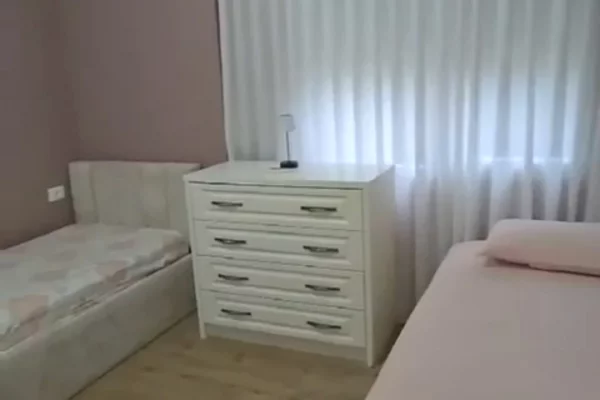 Shtepi me qera Apartament ne Tirane, 3+1, Mobilimi E mobiluar, Pagesa 1,300  Euro.