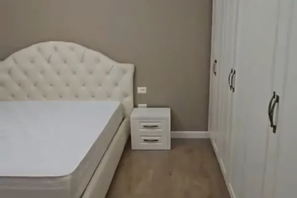 Shtepi me qera Apartament ne Tirane, 3+1, Mobilimi E mobiluar, Pagesa 1,300  Euro.