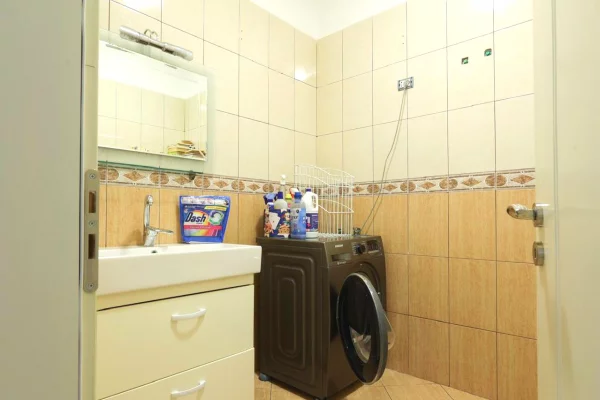 Shtepi ne shitje Apartament ne Tirane, 2+1, Mobilimi E mobiluar, Pagesa 200,000  Euro.
