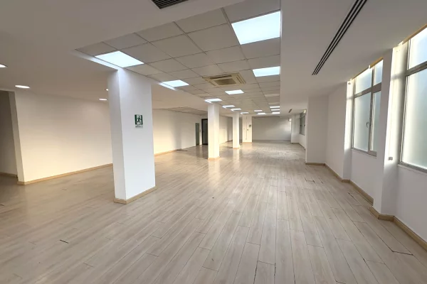 Ambient biznesi me qera 3+1 ne Tirane - 4,500 Euro