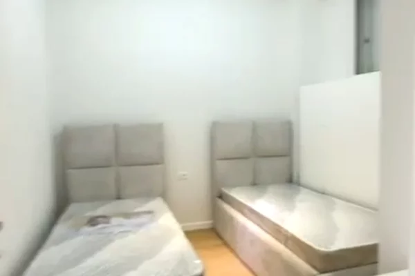 Shtepi me qera Papafingo(kati i catise) ne Tirane, 2+1, Mobilimi E mobiluar, Pagesa 700  Euro.