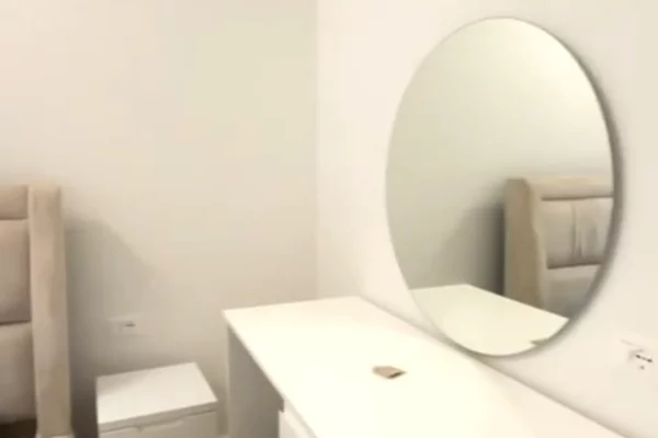 Shtepi me qera Papafingo(kati i catise) ne Tirane, 2+1, Mobilimi E mobiluar, Pagesa 700  Euro.
