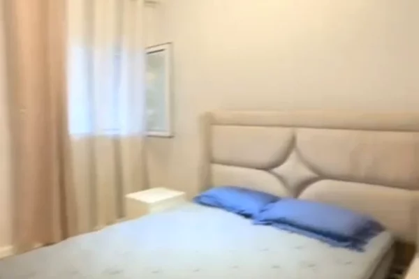 Shtepi me qera Papafingo(kati i catise) ne Tirane, 2+1, Mobilimi E mobiluar, Pagesa 700  Euro.