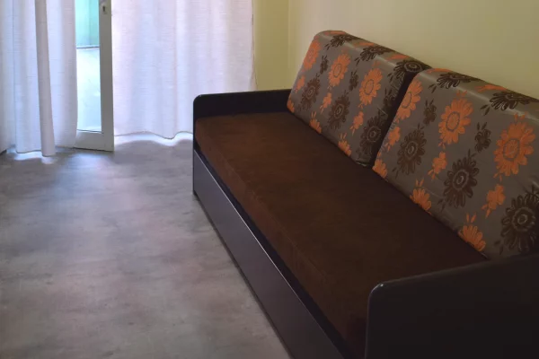 Jepet me qera  Shtepi 1-kateshe Me oborr  Jo per parkim Brenda  1+1 Pjeserisht e mobiluar 
