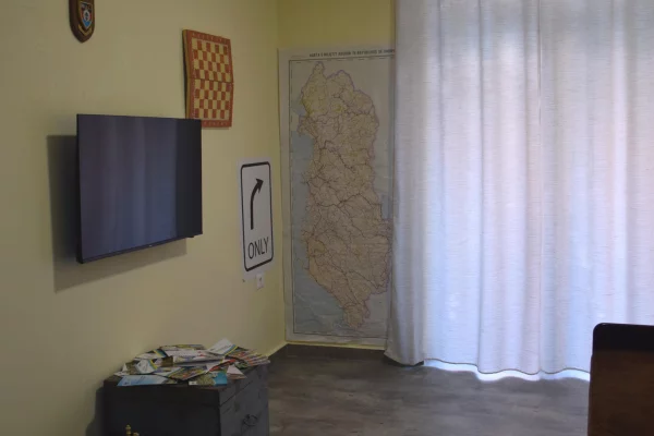 Shtepi me qera Apartament ne Tirane, 1+1, Mobilimi Pjeserisht e mobiluar, Pagesa 50,000  Leke.