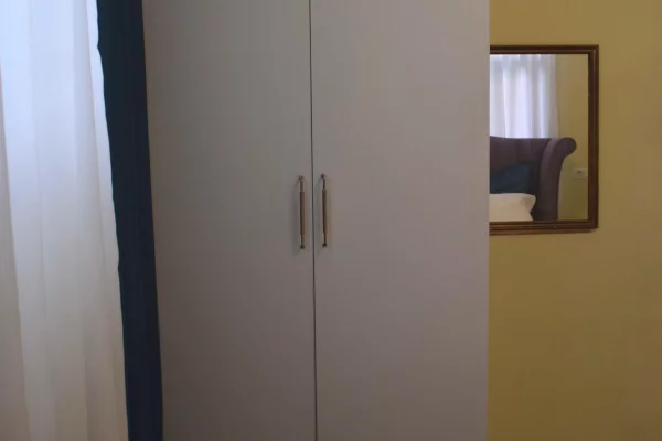 Shtepi me qera Apartament ne Tirane, 1+1, Mobilimi Pjeserisht e mobiluar, Pagesa 50,000  Leke.