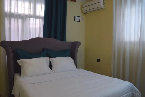 Shtepi me qera Apartament ne Tirane, 1+1, Mobilimi Pjeserisht e mobiluar, Pagesa 50,000  Leke.