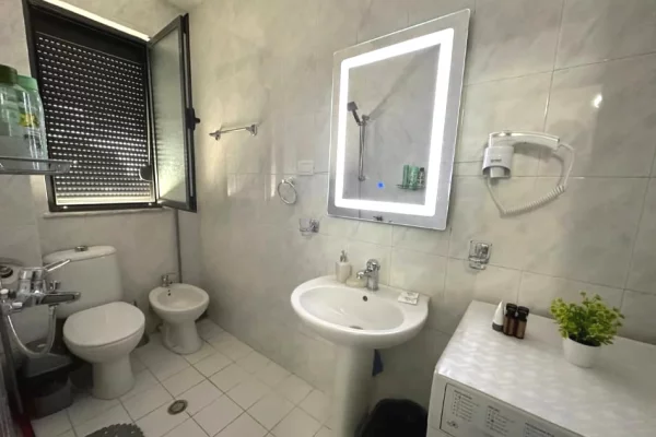 Shtepi me qera Apartament ne Tirane, Garsoniere, Mobilimi E mobiluar, Pagesa 35,000  Leke.