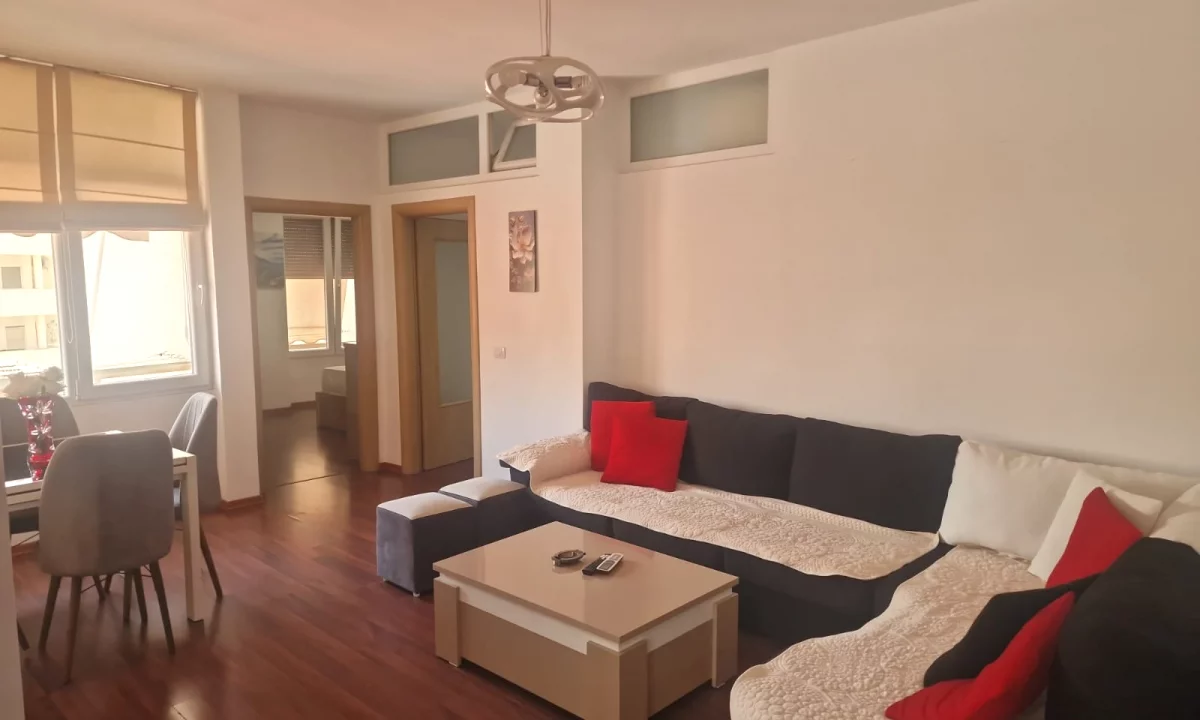 Shtepi me qera Apartament ne Tirane, 3+1, Mobilimi E mobiluar, Pagesa 1,100  Euro.