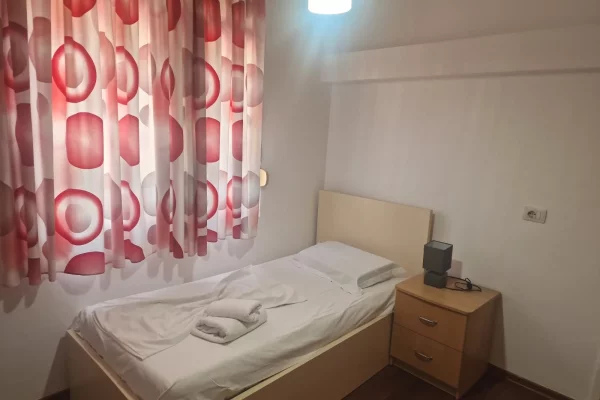 Shtepi me qera Apartament ne Tirane, 3+1, Mobilimi E mobiluar, Pagesa 1,100  Euro.