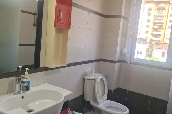 Shtepi me qera Apartament ne Tirane, 3+1, Mobilimi E mobiluar, Pagesa 1,100  Euro.