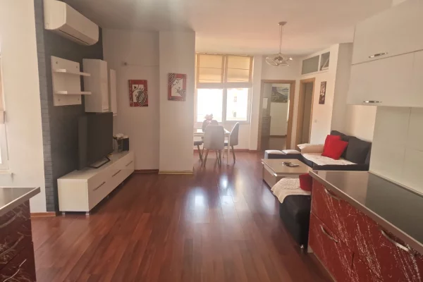 Shtepi me qera Apartament ne Tirane, 3+1, Mobilimi E mobiluar, Pagesa 1,100  Euro.