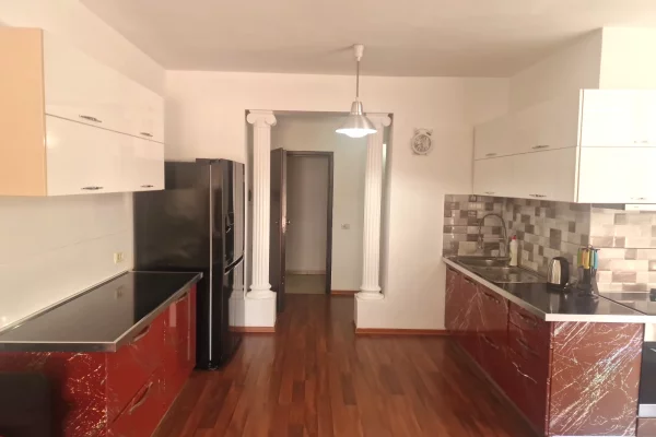 Shtepi me qera Apartament ne Tirane, 3+1, Mobilimi E mobiluar, Pagesa 1,100  Euro.