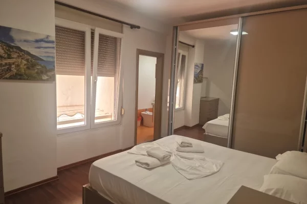 Shtepi me qera Apartament ne Tirane, 3+1, Mobilimi E mobiluar, Pagesa 1,100  Euro.