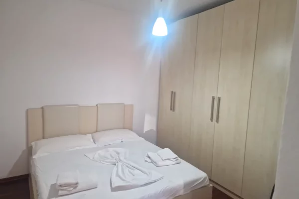 Shtepi me qera Apartament ne Tirane, 3+1, Mobilimi E mobiluar, Pagesa 1,100  Euro.
