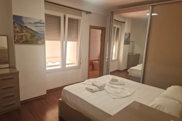 Shtepi me qera Apartament ne Tirane, 3+1, Mobilimi E mobiluar, Pagesa 1,100  Euro.