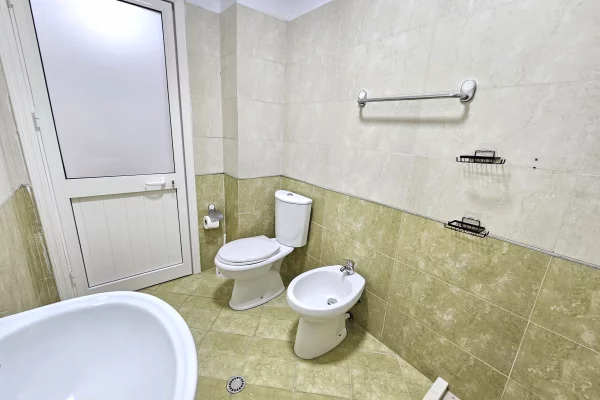 Shtepi me qera Apartament ne Tirane, 2+1, Mobilimi E mobiluar, Pagesa 80,000  Leke.