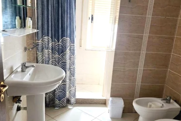 Shtepi me qera Apartament ne Tirane, 2+1, Mobilimi Pjeserisht e mobiluar, Pagesa 550  Euro.