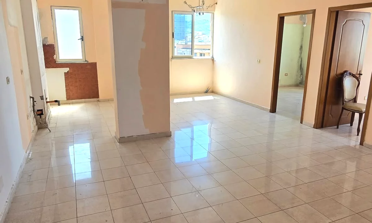 Shtepi ne shitje Apartament ne Tirane, 2+1, Mobilimi Bosh, pa mobiluar, Pagesa 235,000  Euro.