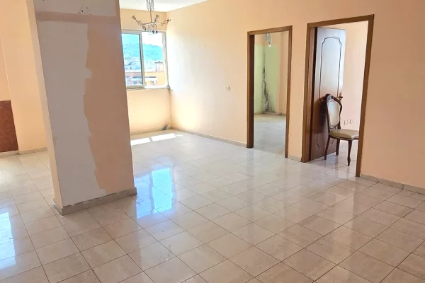 Shtepi ne shitje Apartament ne Tirane, 2+1, Mobilimi Bosh, pa mobiluar, Pagesa 235,000  Euro.
