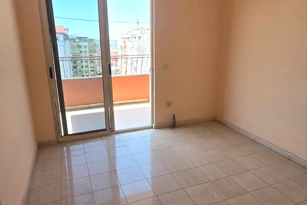 Shtepi ne shitje Apartament ne Tirane, 2+1, Mobilimi Bosh, pa mobiluar, Pagesa 235,000  Euro.