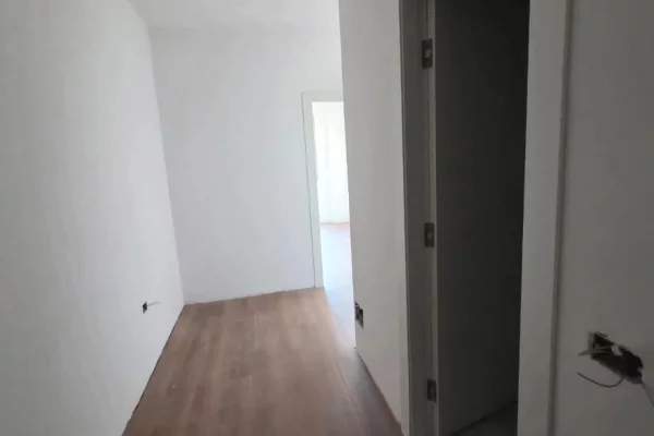 Shtepi ne shitje Apartament ne Tirane, 1+1, Mobilimi Bosh, pa mobiluar, Pagesa 130,000  Euro.