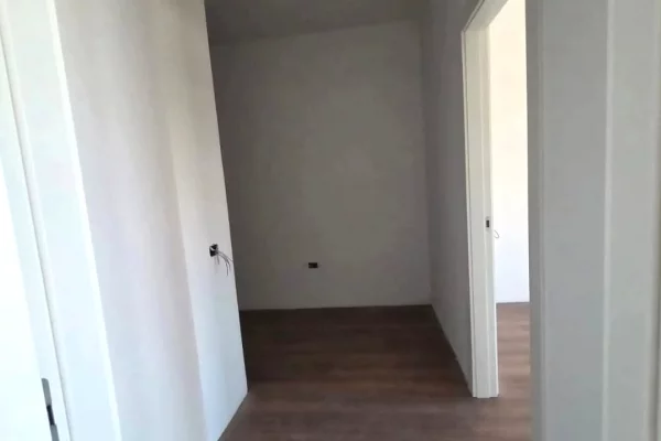 Shtepi ne shitje Apartament ne Tirane, 1+1, Mobilimi Bosh, pa mobiluar, Pagesa 130,000  Euro.