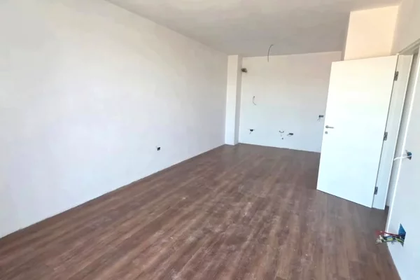 Shtepi ne shitje Apartament ne Tirane, 1+1, Mobilimi Bosh, pa mobiluar, Pagesa 130,000  Euro.