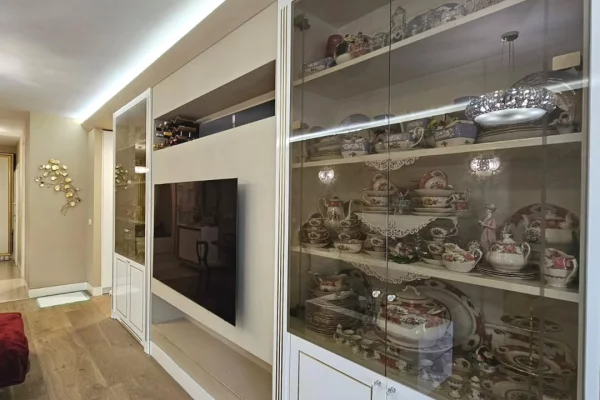 Shtepi ne shitje Apartament ne Tirane, 3+1, Mobilimi E mobiluar, Pagesa 365,000  Euro.