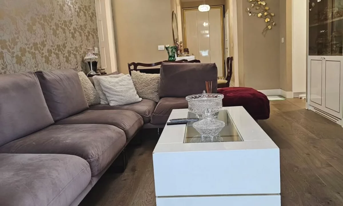 Shtepi ne shitje Apartament ne Tirane, 3+1, Mobilimi E mobiluar, Pagesa 365,000  Euro.