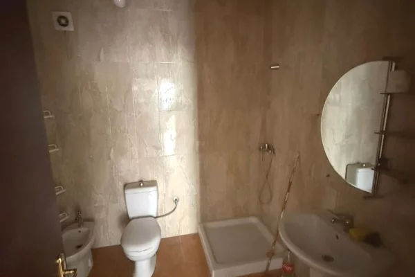 Shtepi ne shitje Apartament ne Tirane, 2+1, Mobilimi Bosh, pa mobiluar, Pagesa 145,000  Euro.
