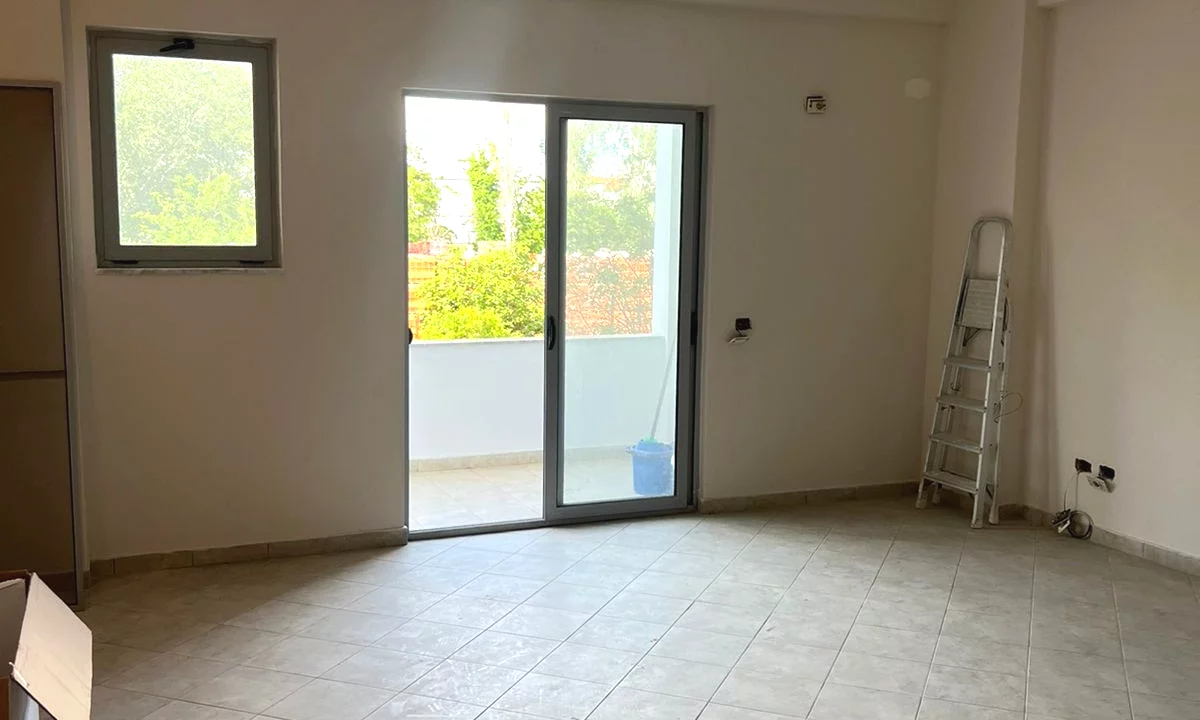 Shtepi ne shitje Apartament ne Tirane, 2+1, Mobilimi Bosh, pa mobiluar, Pagesa 12,000,000  Leke.