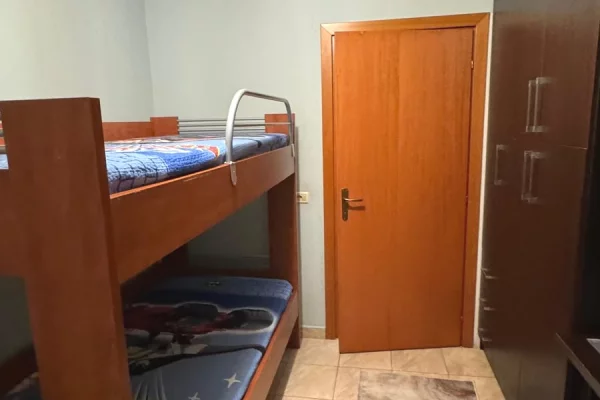 Shtepi ne shitje Apartament ne Tirane, 2+1, Mobilimi E mobiluar, Pagesa 14,200,000  Leke.