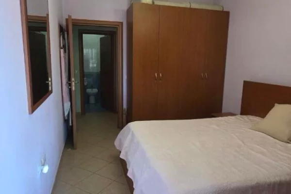 Shtepi ne shitje Apartament ne Tirane, 1+1, Mobilimi E mobiluar, Pagesa 125,000  Euro.