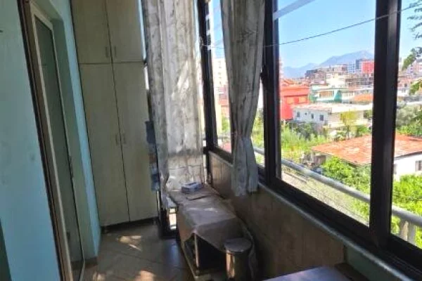 Shtepi ne shitje Apartament ne Tirane, 1+1, Mobilimi E mobiluar, Pagesa 125,000  Euro.