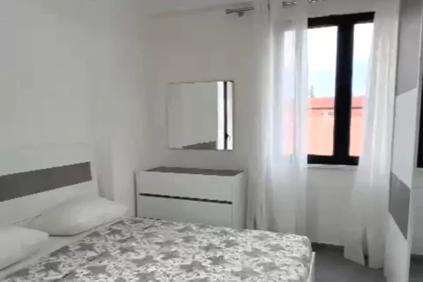 Shtepi me qera Apartament ne Tirane, 3+1, Mobilimi E mobiluar, Pagesa 75,000  Leke.
