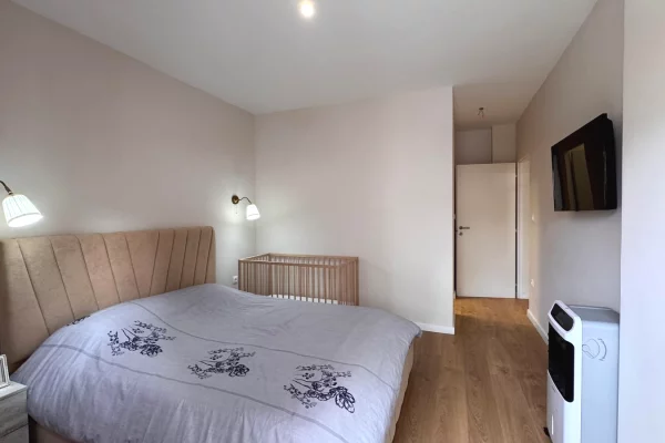 Shtepi ne shitje Apartament ne Tirane, 2+1, Mobilimi E mobiluar, Pagesa 240,000  Euro.