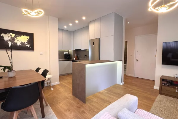 Shtepi ne shitje Apartament ne Tirane, 2+1, Mobilimi E mobiluar, Pagesa 240,000  Euro.