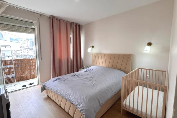 Shtepi ne shitje Apartament ne Tirane, 2+1, Mobilimi E mobiluar, Pagesa 240,000  Euro.
