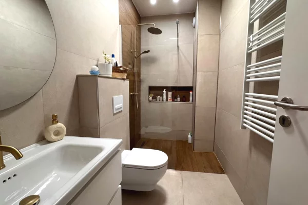 Shtepi ne shitje Apartament ne Tirane, 2+1, Mobilimi E mobiluar, Pagesa 240,000  Euro.