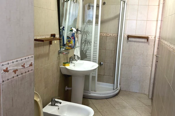Shtepi me qera Apartament ne Tirane, 2+1, Mobilimi E mobiluar, Pagesa 60,000  Leke.