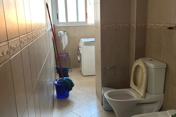 Shtepi me qera Apartament ne Tirane, 2+1, Mobilimi E mobiluar, Pagesa 60,000  Leke.