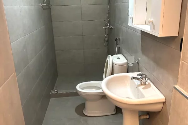 Shtepi me qera Apartament ne Tirane, Garsoniere, Mobilimi E mobiluar, Pagesa 40,000  Leke.